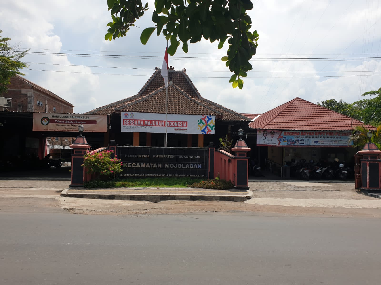 Kantor Kecamatan Mojolaban dari Jalan Veteran: bangunan beratap genteng bertingkat dengan papan nama hitam bertuliskan Pemerintah Kabupaten Sukoharjo, Kecamatan Mojolaban.